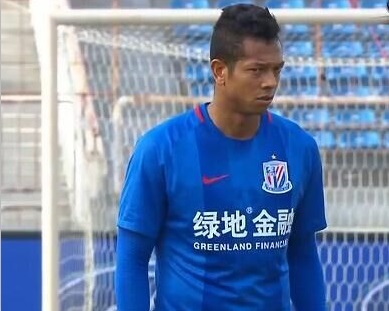 一个男孩子顶哭男孩子